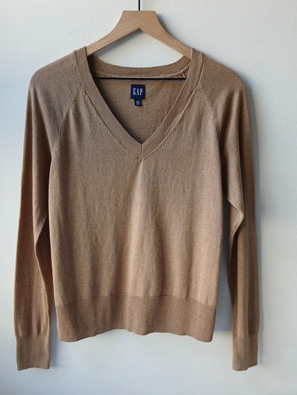 Gap Lightweight V Neck Sweater Camel Women's XS